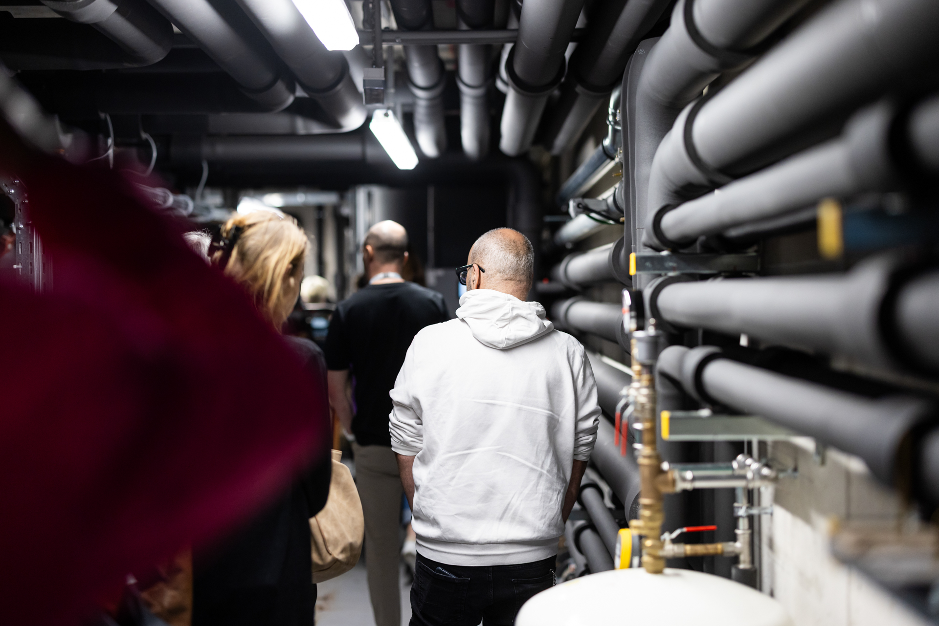 Straße in der Rossau mit dem Gebäude von Mode von Feucht im Hintergrund. Fokus liegt auf der Straße