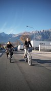 Bürgermeister Johannes Anzengruber und Stadträtin Mariella Lutz fahren mit dem neuen Stadtrad durch die Rossau.