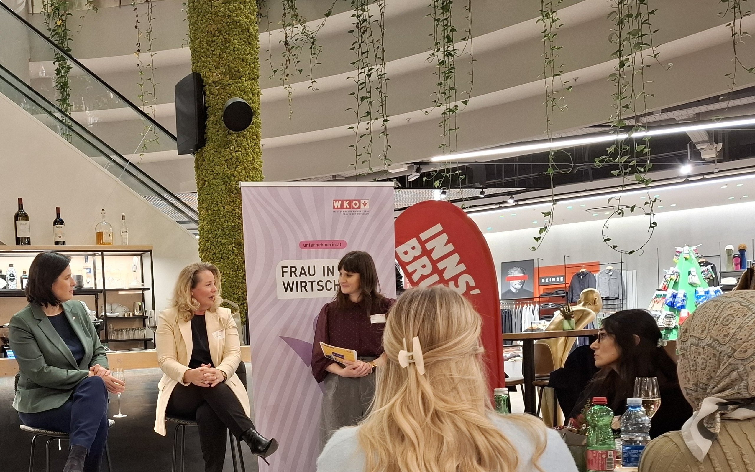 Straße in der Rossau mit dem Gebäude von Mode von Feucht im Hintergrund. Fokus liegt auf der Straße