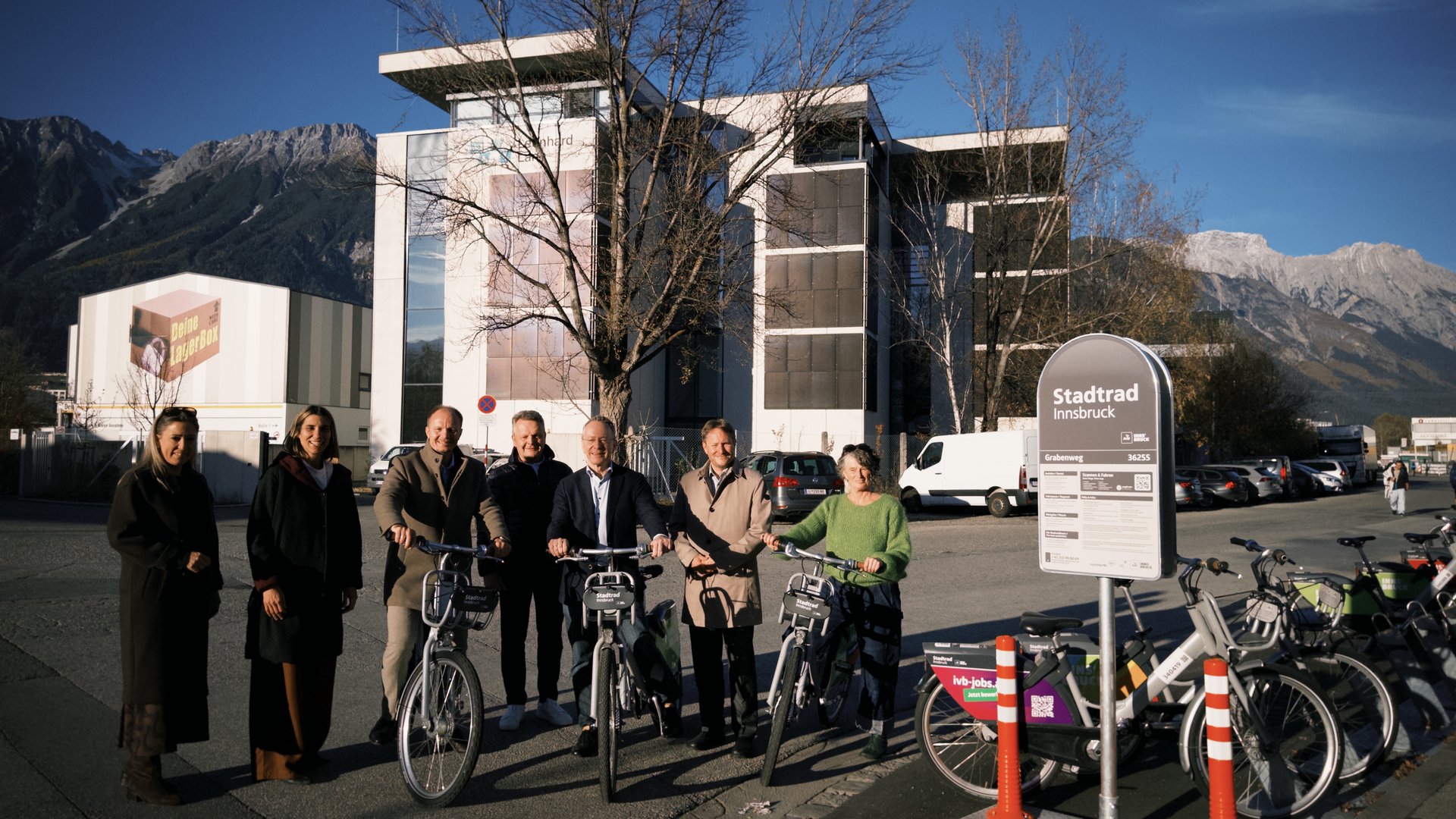 Stadträtin Mariella Lutz und Janine Bex. Bürgermeister Johannes Anzengruber, Geschäftsführer der Leonhard Lang GmbH, Burrhus Lang, Geschäftsführer der IVB Ekkehard Allinger-Csollich und Quartiersmanagerin Gudrun Pechtl stehen nebeneinander mit den neuen Stadträdern vor der neuen Station in der Rossau.